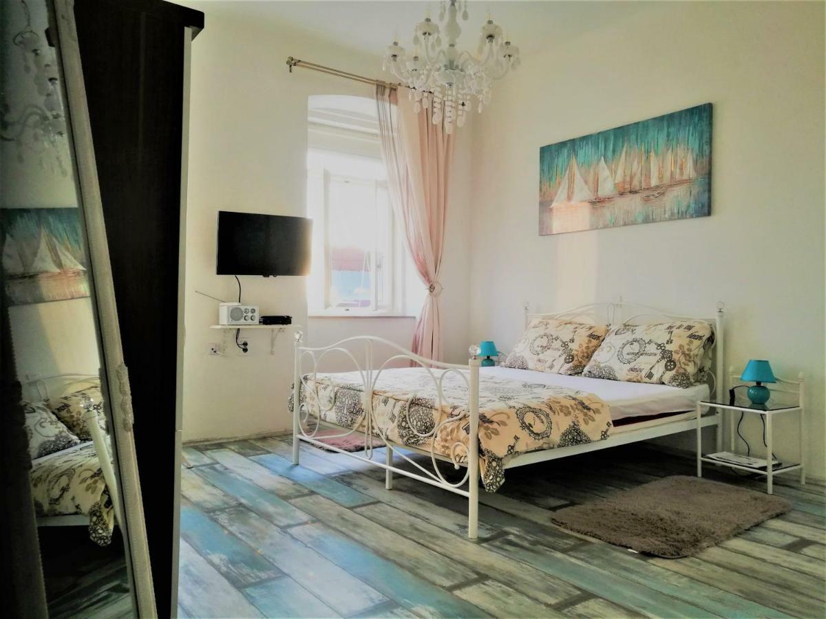 Main Square Apartments With Sea View Пула Екстериор снимка
