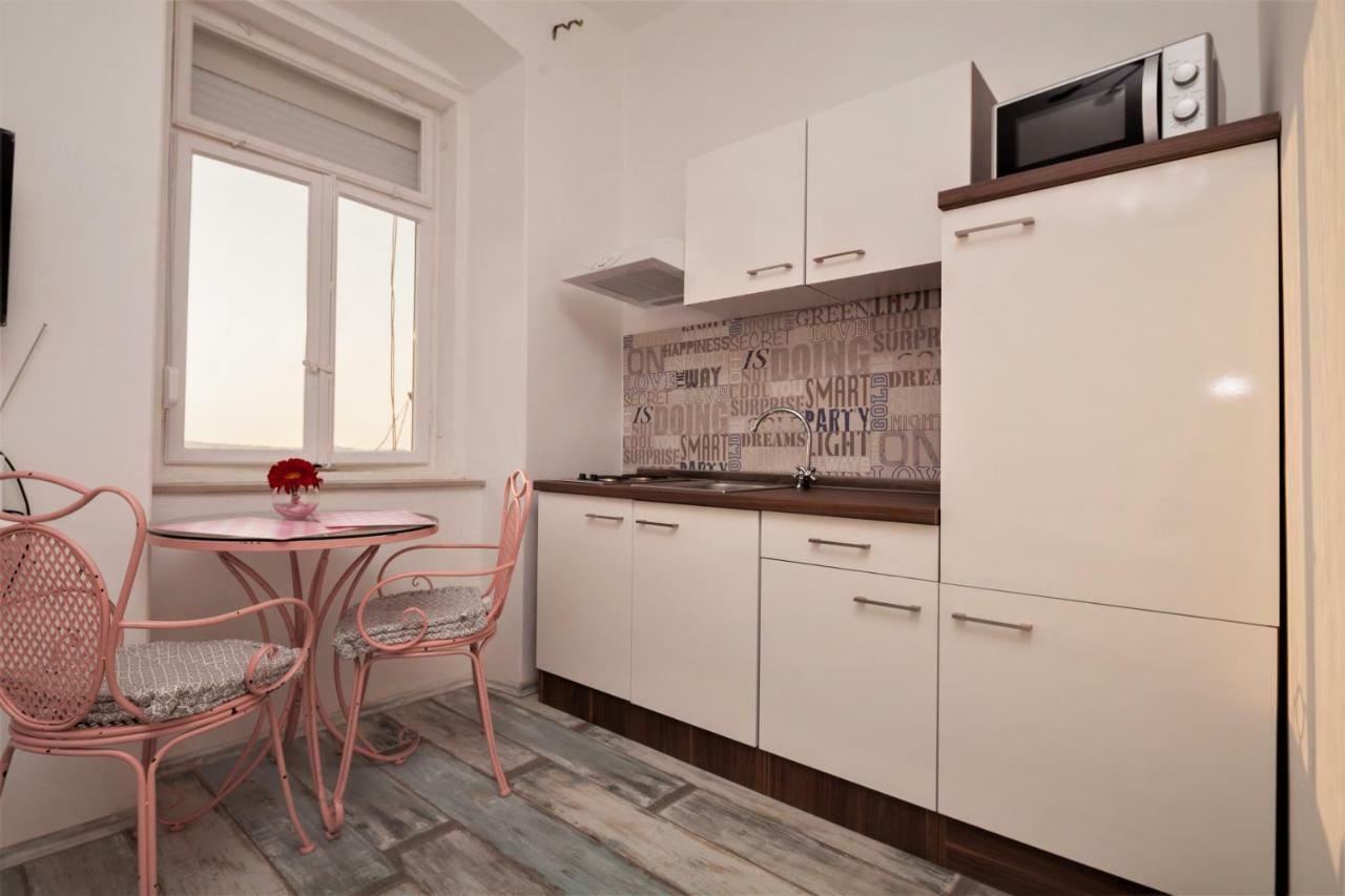 Main Square Apartments With Sea View Пула Екстериор снимка