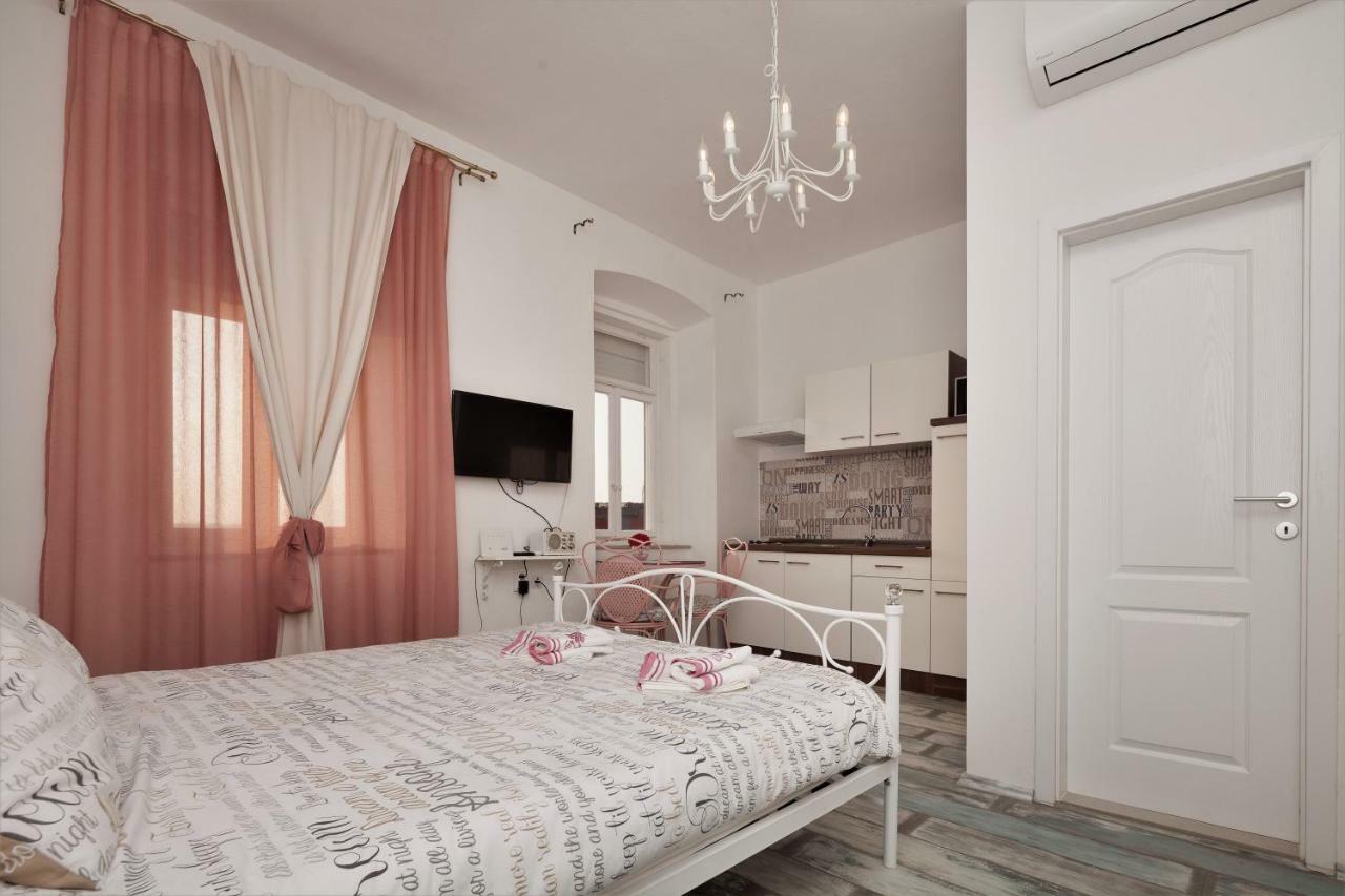 Main Square Apartments With Sea View Пула Екстериор снимка
